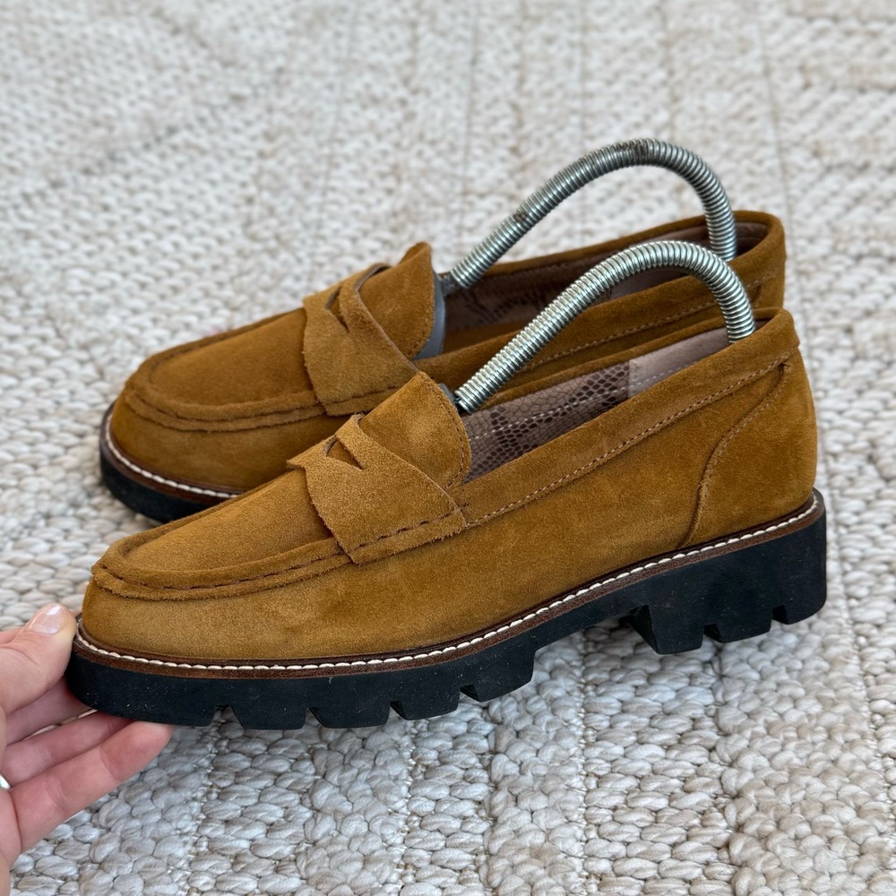 This is a pair of White Mountain Gunner women's lug sole loafers size 8 - Picture 3 of 9